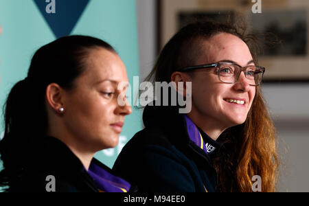 Der Oxford Universität Frauen blau Boot Präsident Katherine Erickson, (rechts) neben Cox Jessica Buck, (links) während einer Pressekonferenz auf der Themse Rudern Club, London. Stockfoto