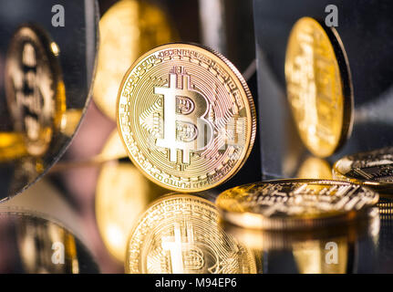 Münze der Crypto-Währung Bitcoin mit mehreren Reflexionen Stockfoto