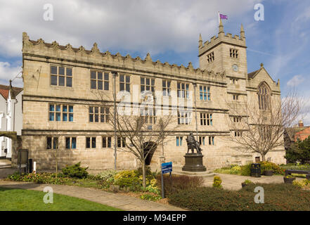 Shrewsbury Bibliothek auf Schloss Tore einmal eine Schule eingerichtet 1552, wo Charles Darwin gelehrt wurde Stockfoto