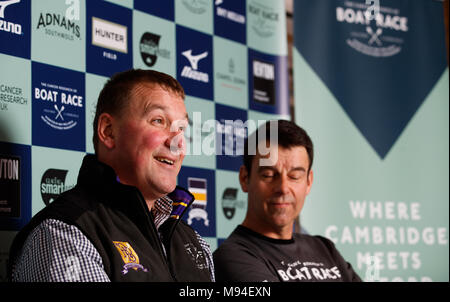 Des Boat Race Schiedsrichter Sir Matthew Pinsent, (links) und John Garrett, (rechts) während einer Pressekonferenz auf der Themse Rudern Club, London. Stockfoto