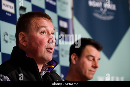 Des Boat Race Schiedsrichter Sir Matthew Pinsent, (links) und John Garrett, (rechts) während einer Pressekonferenz auf der Themse Rudern Club, London. Stockfoto