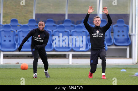 England's Raheem Sterling und Jordanien Henderson während einer Trainingseinheit im St Georges' Park, Burton. Stockfoto