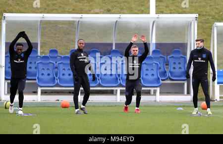 England's Raheem Sterling (Mitte links) und Jordan Henderson (Mitte rechts) während einer Trainingseinheit im St Georges' Park, Burton. Stockfoto