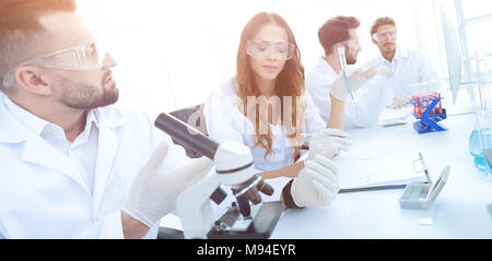 Gruppe junger Wissenschaftler diskutieren die Ergebnisse einer Studie Stockfoto