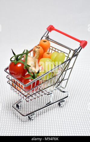 Obst und Gemüse im Einkaufswagen Stockfoto