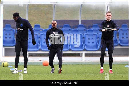 England's Raheem Sterling und Jordanien Henderson während einer Trainingseinheit im St Georges' Park, Burton. Stockfoto