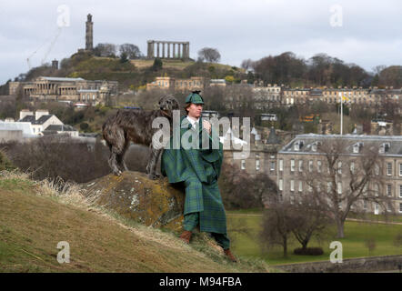 Harry Chamberlain mit Lyra Die bloodhound bei der Eröffnungsveranstaltung in Edinburgh der Sherlock Holmes tartan, die durch die tolle Schritt Enkelin des Autors Sir Arthur Conan Doyle, der die fiktive Detektiv entworfen wurde. Stockfoto