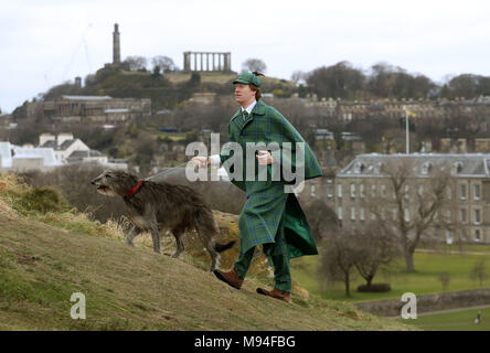 Harry Chamberlain mit Lyra Die bloodhound bei der Eröffnungsveranstaltung in Edinburgh der Sherlock Holmes tartan, die durch die tolle Schritt Enkelin des Autors Sir Arthur Conan Doyle, der die fiktive Detektiv entworfen wurde. Stockfoto