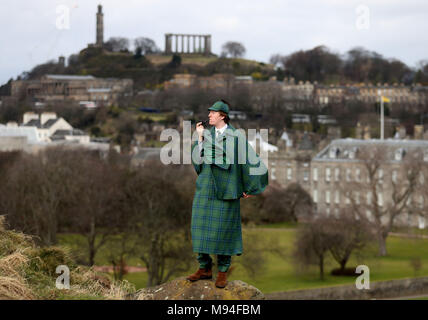 Harry Chamberlain bei der Eröffnungsveranstaltung in Edinburgh der Sherlock Holmes tartan, die durch die tolle Schritt Enkelin des Autors Sir Arthur Conan Doyle, der die fiktive Detektiv entworfen wurde. Stockfoto