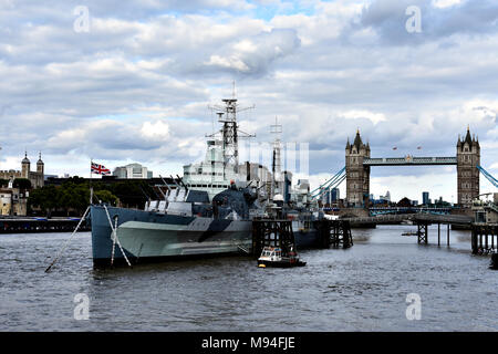 Die HMS Belfast ist ein Museum Schiff, ursprünglich ein Leichter Kreuzer der Royal Navy gebaut, derzeit permanent auf der Themse in London, England günstig Stockfoto