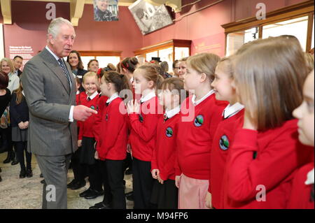 Der Prinz von Wales spricht mit Mitgliedern einer Schule Chor während eines Besuchs in das Royal Cornwall Museum, Truro Jubiläumsjahr zu markieren. Stockfoto