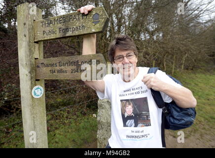 Ehemalige Radio One DJ Mike Lesen Sie an der Quelle der Themse in der Nähe der Themse Head Inn in Cirencester Gloucestershire. Mike ist zu Fuß 184 Kilometer entlang der Themse für zu Fuß für Kid 2018", in der Hilfe von Parkinson UK. Seinem Freund und Kollegen DJ Kid Jensen wurde mit der Parkinson'schen Krankheit diagnostiziert. Full Story John Hawkins 07778 281661 Paul Nicholls07718 152168 www.paulnichollsphotography.com Mit: Mike lesen Wo: Cirencester Gloucestershire, Großbritannien Wann: 19 Feb 2018 Credit: Paul Nicholls/WANN Stockfoto