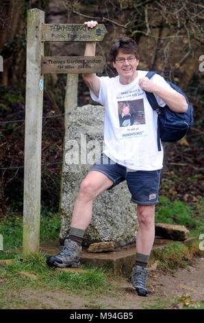 Ehemalige Radio One DJ Mike Lesen Sie an der Quelle der Themse in der Nähe der Themse Head Inn in Cirencester Gloucestershire. Mike ist zu Fuß 184 Kilometer entlang der Themse für zu Fuß für Kid 2018", in der Hilfe von Parkinson UK. Seinem Freund und Kollegen DJ Kid Jensen wurde mit der Parkinson'schen Krankheit diagnostiziert. Full Story John Hawkins 07778 281661 Paul Nicholls07718 152168 www.paulnichollsphotography.com Mit: Mike lesen Wo: Cirencester Gloucestershire, Großbritannien Wann: 19 Feb 2018 Credit: Paul Nicholls/WANN Stockfoto