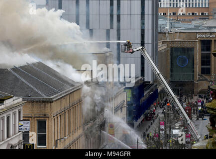 Die Szene im Stadtzentrum von Glasgow, wo die Feuerwehrleute, die sich mit einer großen blesse Sauchiehall Street in der Nähe der Kreuzung mit der Hope Street. Stockfoto