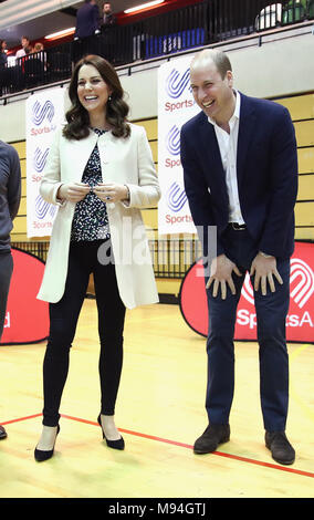 Der Herzog und die Herzogin von Cambridge treffen Rollstuhl Basketball Spieler während einer Veranstaltung in der SportsAid Kupfer Box im Olympischen Park, London. Stockfoto