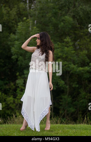 Die volle Länge einer asiatischen Frau Weg suchen im Freien Stockfoto