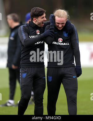 England's Ben Chilwell und Tom Davies während einer Trainingseinheit im St Georges' Park, Burton. Stockfoto