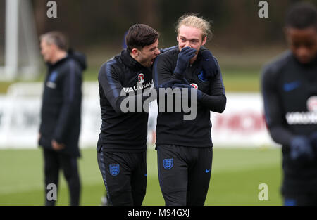 England's Ben Chilwell und Tom Davies während einer Trainingseinheit im St Georges' Park, Burton. Stockfoto