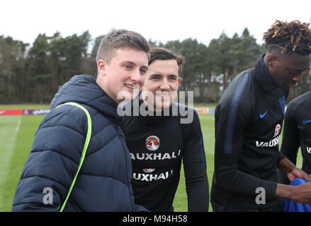 Ben Chilwell aus England macht während einer Trainingseinheit im St. Georges' Park, Burton, ein Foto mit Schülern der Forge Valley School. DRÜCKEN SIE VERBANDSFOTO. Bilddatum: Donnerstag, 22. März 2018. Siehe PA Story SOCCER England. Bildnachweis sollte lauten: Simon Cooper/PA Wire. Stockfoto