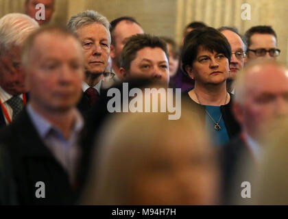 DUP-Chef Arlene Foster (rechts) und ehemaliger Führer Peter Robinson an der Enthüllung eines Portrait des ehemaligen stellvertretenden Ersten Minister Martin McGuinness in der Großen Halle der Parlamentsgebäude, Stormont. Stockfoto