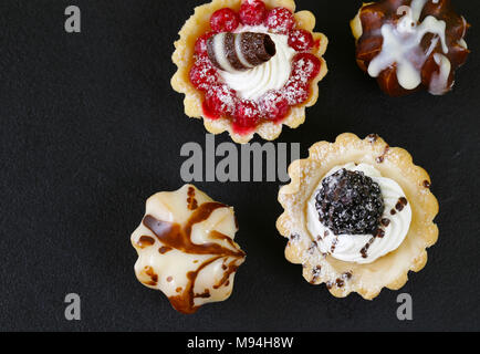 Mini Dessert Torten süßes Gebäck für den Urlaub Stockfoto