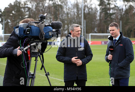 Sky Sports reporter Rob Dorsett interviews England U21-Manager Aidy Boothroyd während einer Trainingseinheit im St Georges' Park, Burton. Stockfoto