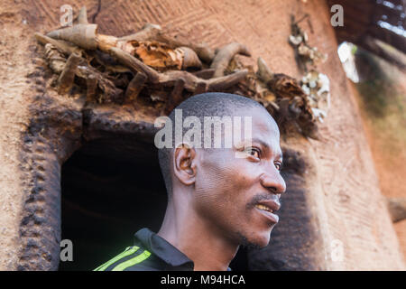 Die Somba Menschen, die von der nordwestlichen und nördlichen Benin, Togo, sind für Ihren Körper Narben Rituale bekannt, ab ca. 2 Jahre. Diese Narben sind eine Form der dauerhaften Kennzeichnung, die eine Person als Zugehörigkeit zu einem bestimmten Stamm identifizieren. Zusätzliche Markierungen sind in der Pubertät, die Ehe, die nach der Geburt eines Kindes und andere Ereignisse im Leben als eine Form der Kommunikation zwischen Menschen sichtbar aufgenommen. Kossokouangou, North Western Benin Stockfoto