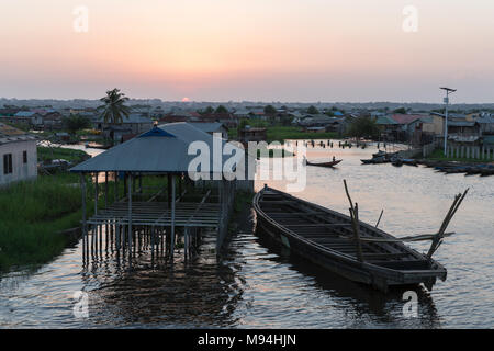 Rush Hour auf See Nokoué. Bewohner von ganvie Eile nach Hause, als die Sonne über den größten Stelze Dorf in Afrika. Stockfoto