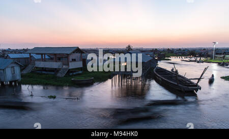 Rush Hour auf See Nokoué. Bewohner von ganvie Eile nach Hause, als die Sonne über den größten Stelze Dorf in Afrika. Stockfoto