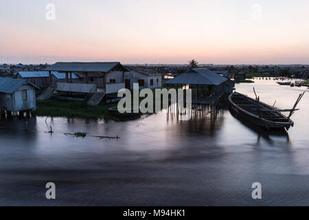 Rush Hour auf See Nokoué. Bewohner von ganvie Eile nach Hause, als die Sonne über den größten Stelze Dorf in Afrika. Stockfoto