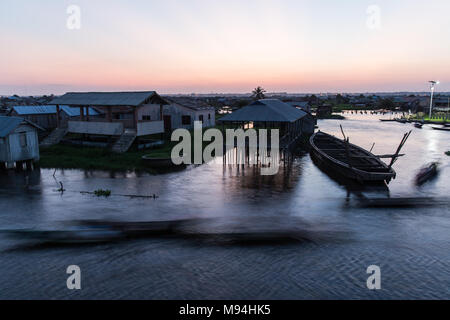 Rush Hour auf See Nokoué. Bewohner von ganvie Eile nach Hause, als die Sonne über den größten Stelze Dorf in Afrika. Stockfoto