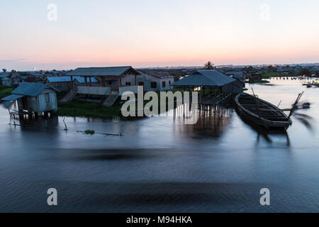 Rush Hour auf See Nokoué. Bewohner von ganvie Eile nach Hause, als die Sonne über den größten Stelze Dorf in Afrika. Stockfoto