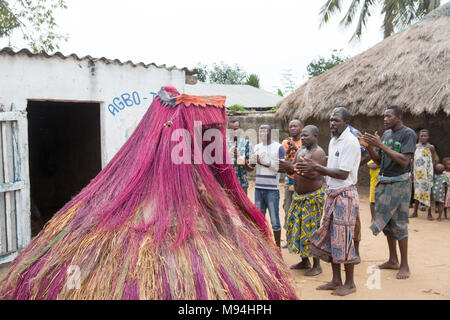 Die Bewohner eines kleinen Dorfes in der Nähe von Ouidah, Benin, im Süden an einem traditionellen voodoo Zeremonie nehmen. September 2017. Stockfoto