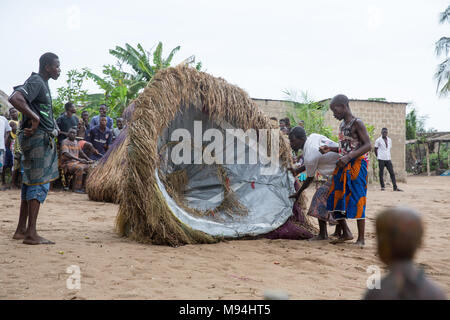 Die Bewohner eines kleinen Dorfes in der Nähe von Ouidah, Benin, im Süden an einem traditionellen voodoo Zeremonie nehmen. September 2017. Stockfoto