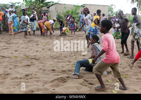 Die Bewohner eines kleinen Dorfes in der Nähe von Ouidah, Benin, im Süden an einem traditionellen voodoo Zeremonie nehmen. September 2017. Stockfoto