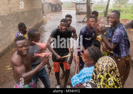Die Bewohner eines kleinen Dorfes in der Nähe von Ouidah, Benin, im Süden an einem traditionellen voodoo Zeremonie nehmen. September 2017. Stockfoto