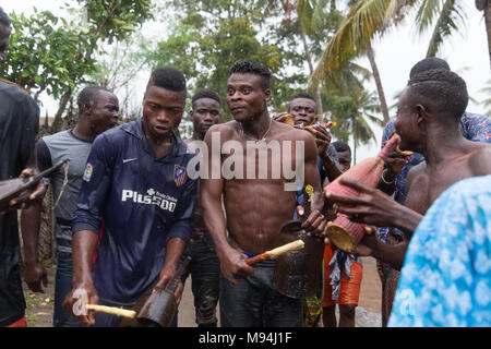Die Bewohner eines kleinen Dorfes in der Nähe von Ouidah, Benin, im Süden an einem traditionellen voodoo Zeremonie nehmen. September 2017. Stockfoto