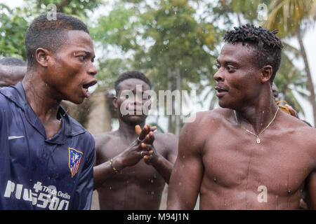 Die Bewohner eines kleinen Dorfes in der Nähe von Ouidah, Benin, im Süden an einem traditionellen voodoo Zeremonie nehmen. September 2017. Stockfoto