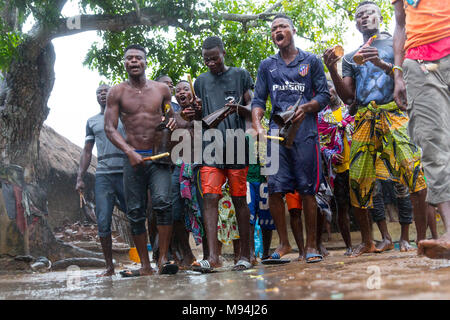 Die Bewohner eines kleinen Dorfes in der Nähe von Ouidah, Benin, im Süden an einem traditionellen voodoo Zeremonie nehmen. September 2017. Stockfoto