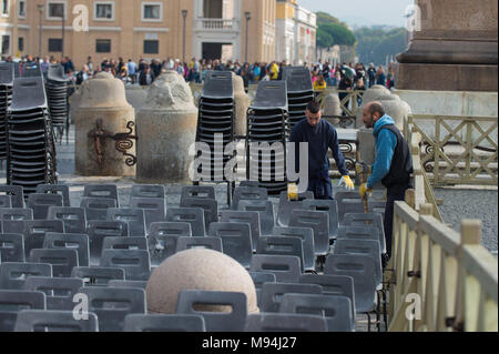 Vatikanstadt. Arbeitnehmer die Stühle in den Bereichen für Pilger bestimmt arrangieren, St. Peter's Square. Vatikan. Stockfoto