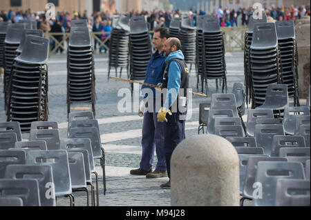 Vatikanstadt. Arbeitnehmer die Stühle in den Bereichen für Pilger bestimmt arrangieren, St. Peter's Square. Vatikan. Stockfoto