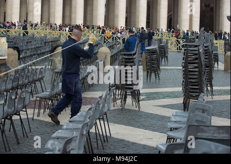 Vatikanstadt. Arbeitnehmer die Stühle in den Bereichen für Pilger bestimmt arrangieren, St. Peter's Square. Vatikan. Stockfoto