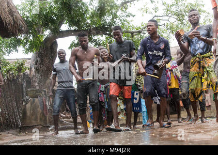 Die Bewohner eines kleinen Dorfes in der Nähe von Ouidah, Benin, im Süden an einem traditionellen voodoo Zeremonie nehmen. September 2017. Stockfoto