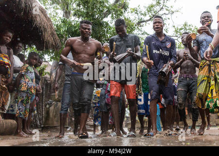 Die Bewohner eines kleinen Dorfes in der Nähe von Ouidah, Benin, im Süden an einem traditionellen voodoo Zeremonie nehmen. September 2017. Stockfoto