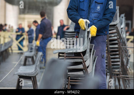 Vatikanstadt. Arbeitnehmer die Stühle in den Bereichen für Pilger bestimmt arrangieren, St. Peter's Square. Vatikan. Stockfoto