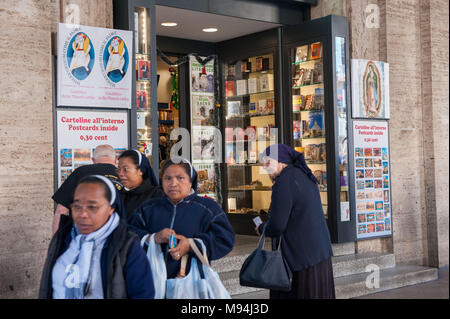 Rom. Romani Frau betteln außerhalb religiöse Artikel Shop. Italien. Stockfoto