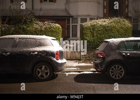 Autos auf einer Vorstadtstraße in London, nach einem leichten Sturz von Schnee. Aus einer Reihe von Bildern die Straßen von Ealing Bei einem Kälteeinbruch in London. P Stockfoto