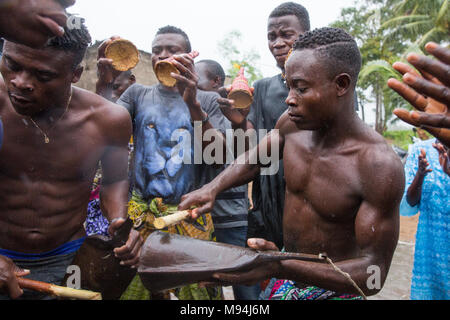 Die Bewohner eines kleinen Dorfes in der Nähe von Ouidah, Benin, im Süden an einem traditionellen voodoo Zeremonie nehmen. September 2017. Stockfoto