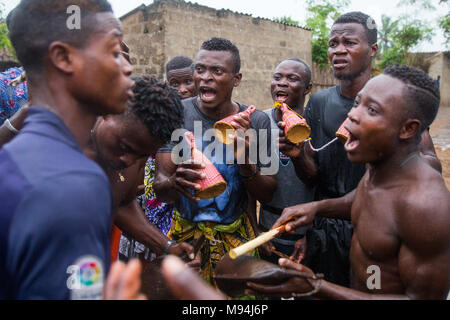 Die Bewohner eines kleinen Dorfes in der Nähe von Ouidah, Benin, im Süden an einem traditionellen voodoo Zeremonie nehmen. September 2017. Stockfoto