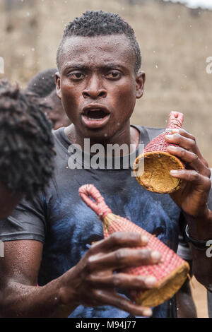 Die Bewohner eines kleinen Dorfes in der Nähe von Ouidah, Benin, im Süden an einem traditionellen voodoo Zeremonie nehmen. September 2017. Stockfoto